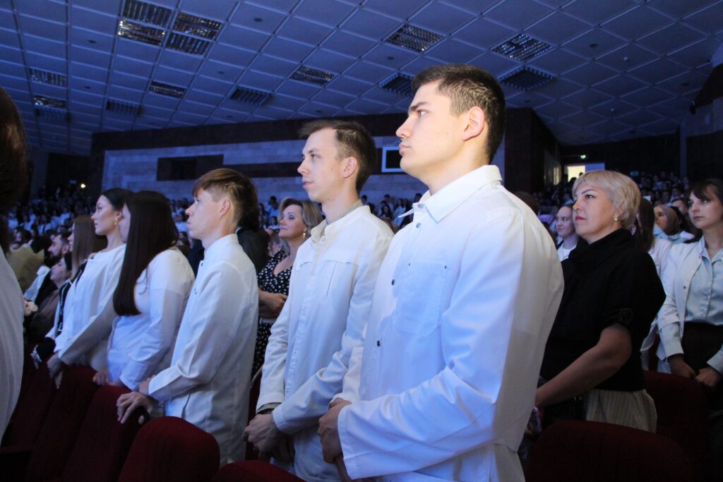 Торжественная церемония вручения диплома врача - выпускника медицинского факультета ЧГУ 2025 (Фоторепортаж)
